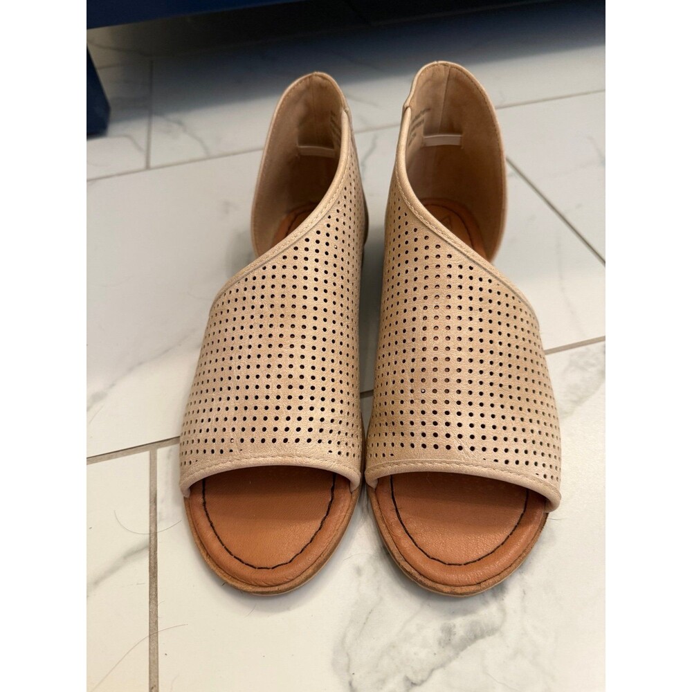 Open toe flat sandals